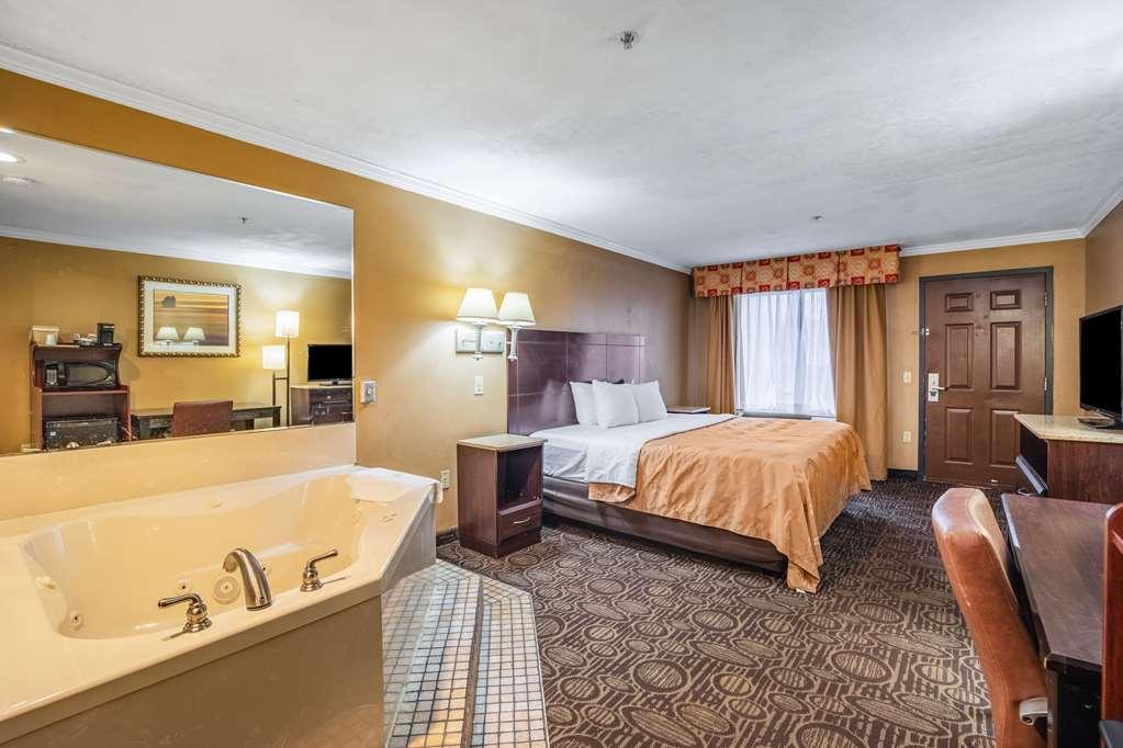 Quality Inn And Suites Ft Jackson Maingate Columbia Room photo