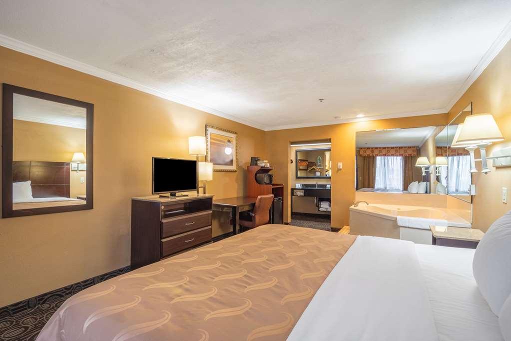 Quality Inn And Suites Ft Jackson Maingate Columbia Room photo