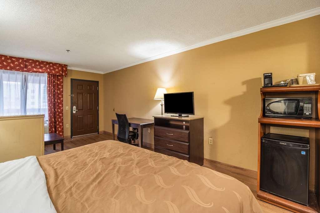 Quality Inn And Suites Ft Jackson Maingate Columbia Room photo