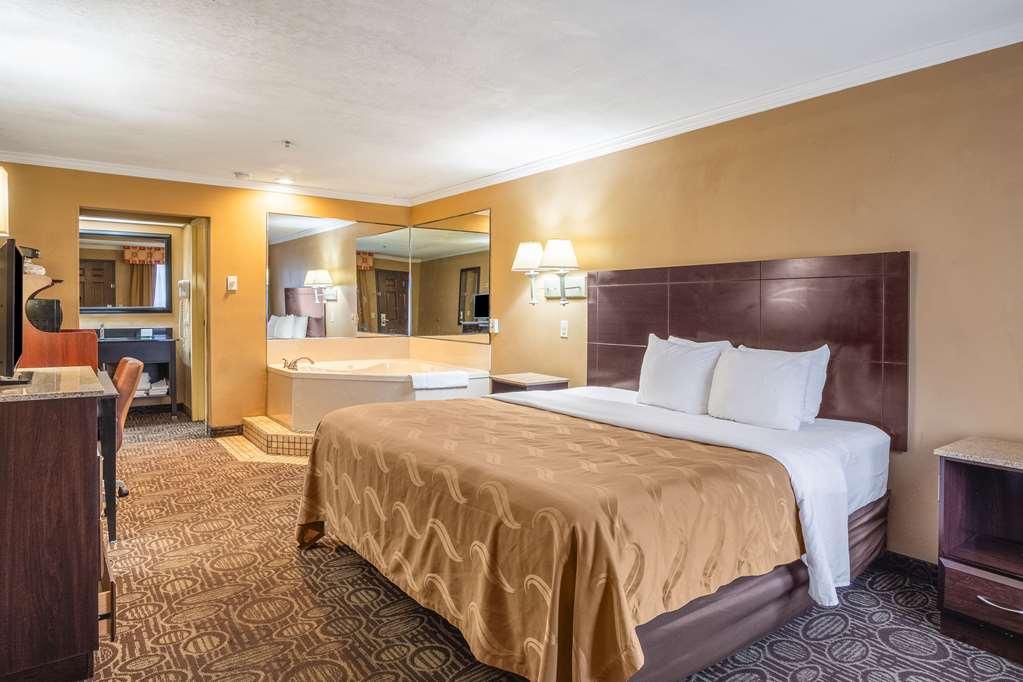 Quality Inn And Suites Ft Jackson Maingate Columbia Room photo