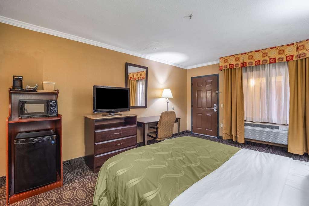 Quality Inn And Suites Ft Jackson Maingate Columbia Room photo