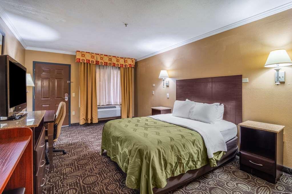 Quality Inn And Suites Ft Jackson Maingate Columbia Room photo