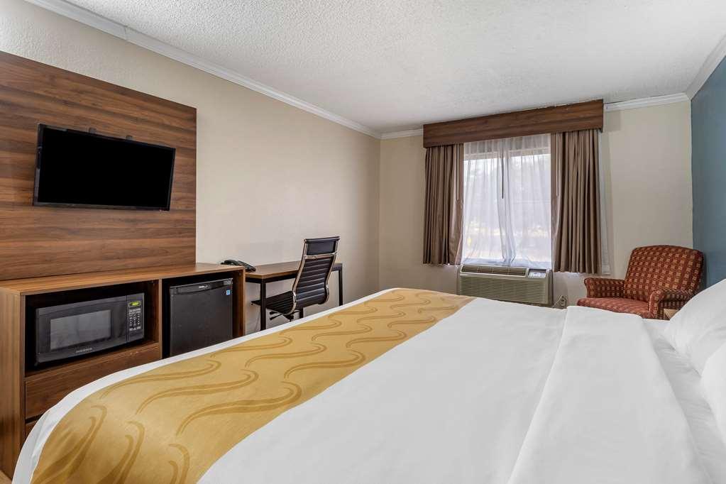 Quality Inn And Suites Ft Jackson Maingate Columbia Room photo