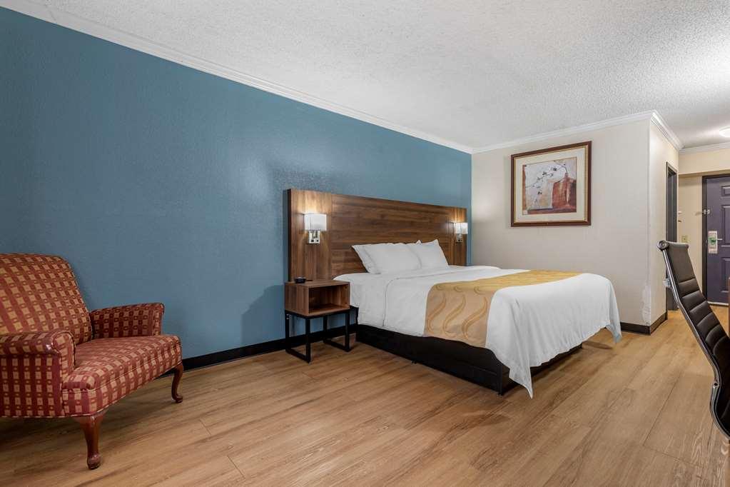 Quality Inn And Suites Ft Jackson Maingate Columbia Room photo