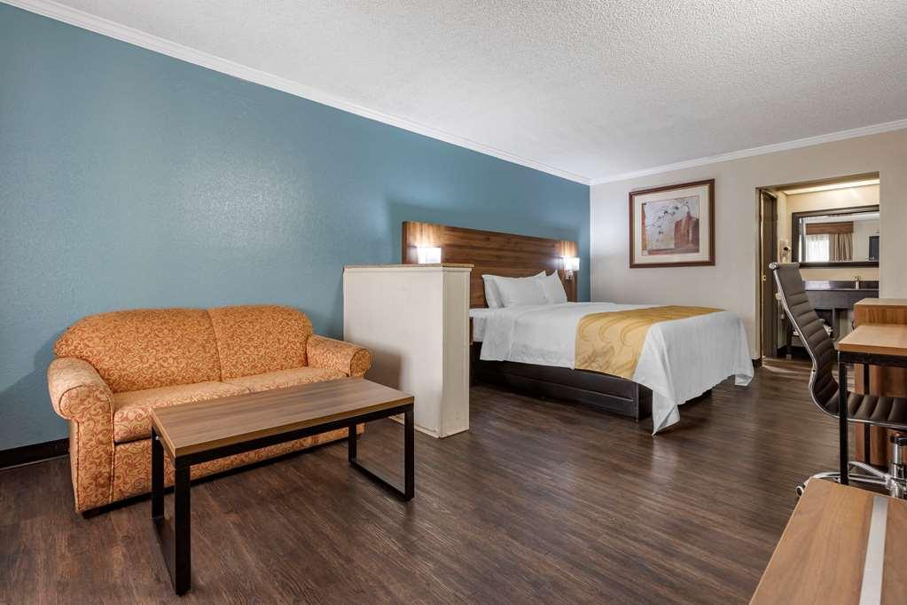 Quality Inn And Suites Ft Jackson Maingate Columbia Room photo